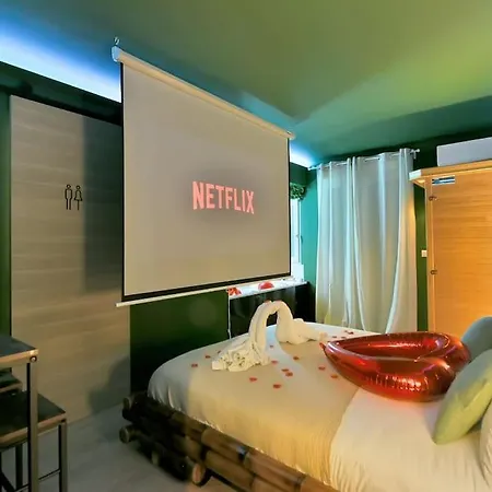 Jungle - Jacuzzi, Sauna & Video-projecteur