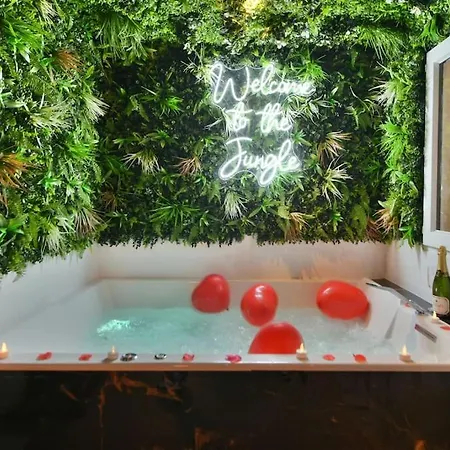 Jungle - Jacuzzi, Sauna & Video-projecteur